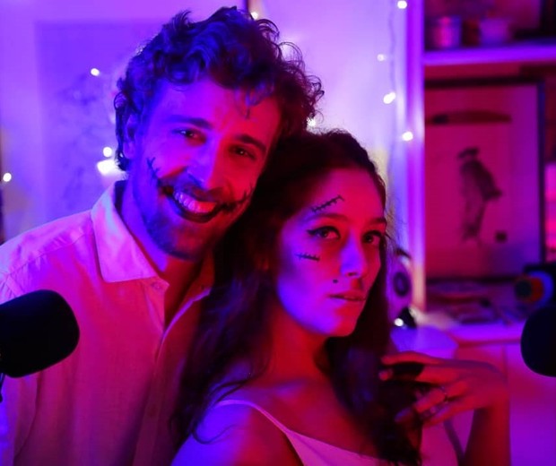 Marcel Octávio e a mulher, a atriz Mariana Gallindo, em cena do espetáculo virtual Bug do Milênio (Foto: Reprodução/Instagram)