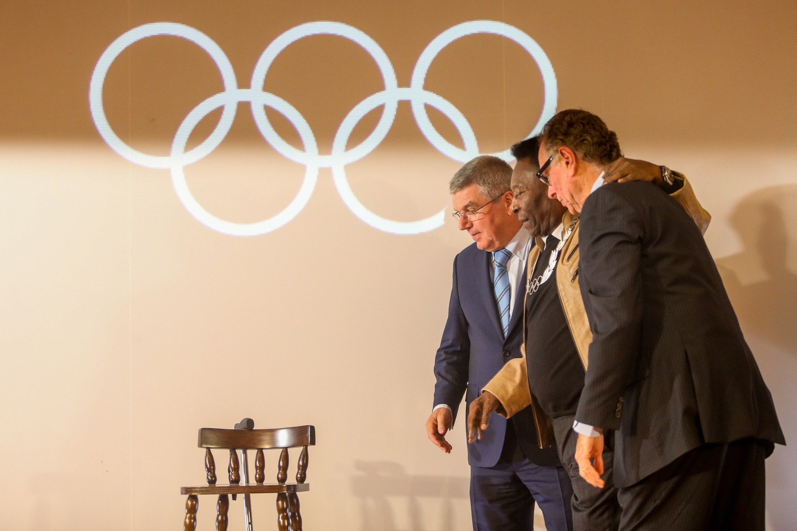 Pelé recebe de Thomas Bach, então presidente do COI, e de Carlos Arthur Nuzman, ex-presidente do COB, a Ordem Olímpica, maior honraria concedida pelo COIAgência O Globo - 16/06/2016