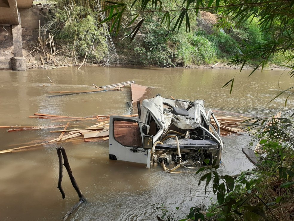 Bombeiros foram acionados após caminhão cair no Rio Peixe, entre Tupã e Quatá — Foto: Corpo de Bombeiros/Divulgação