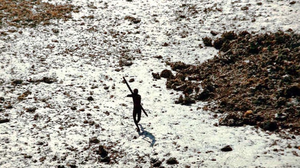 A tribo da ilha de Sentinela mostrou objeção a conviver com estranhos, de acordo com especialistas — Foto: Indian Coast Guard/Survival International