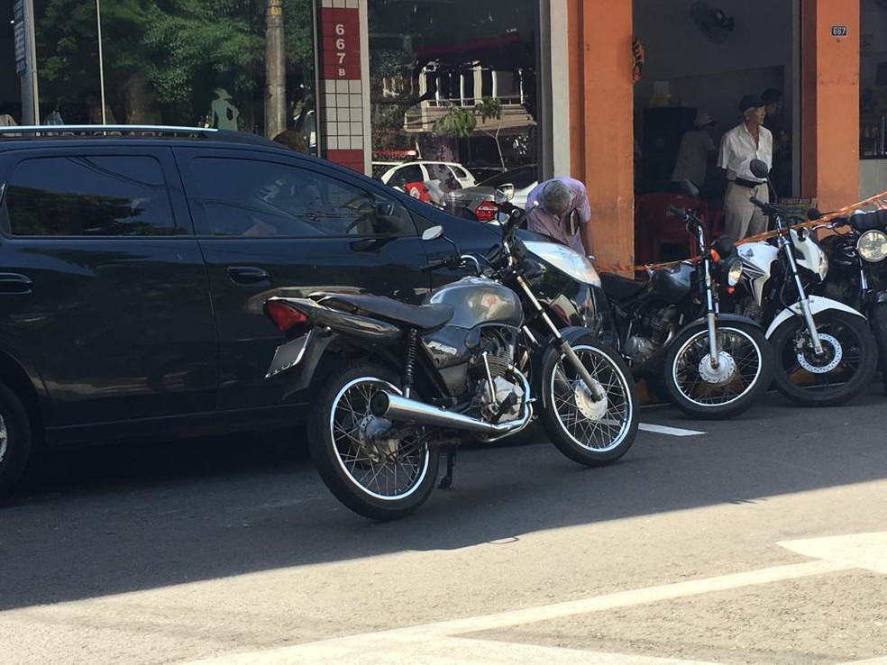 Motocicleta usada pelos bandidos foi abandonada no local — Foto: Stephanie Fonseca/G1