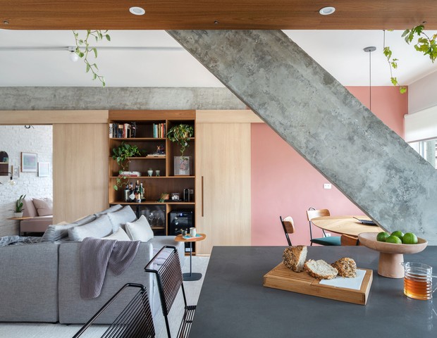 92 m² com piso de taco, concreto aparente e décor colorido (Foto: Maura Mello )