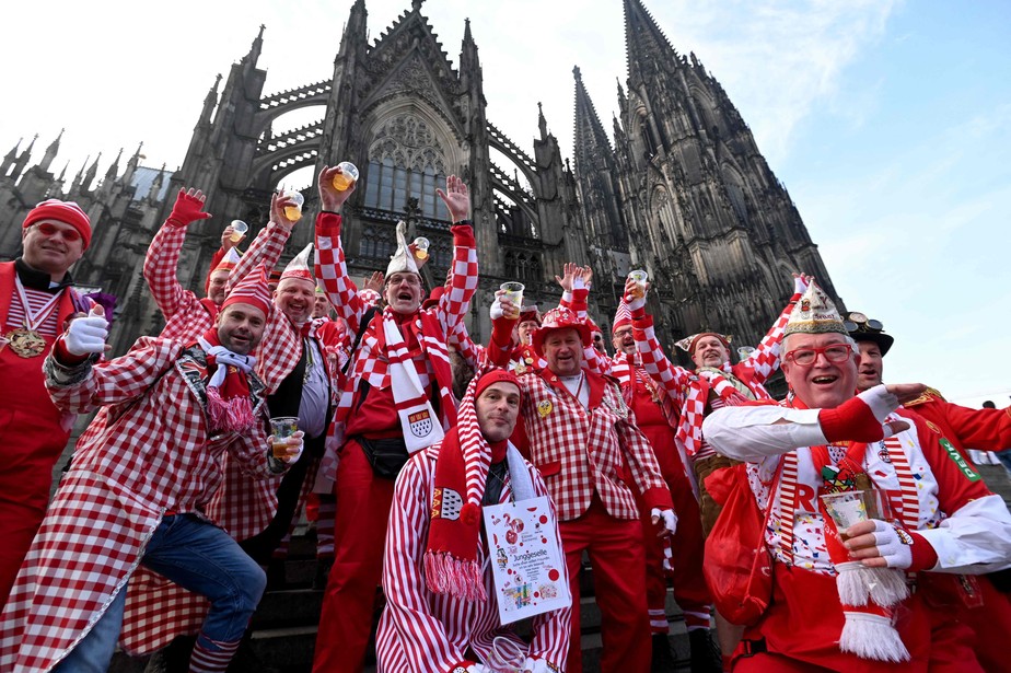 Foliões festejam o carnaval em frente à Catedral de Colônia: o carnaval moderno da cidade alemã completa 200 anos em 2023