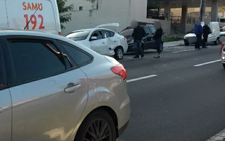 Batida entre dois carros deixa homem ferido em Resende 