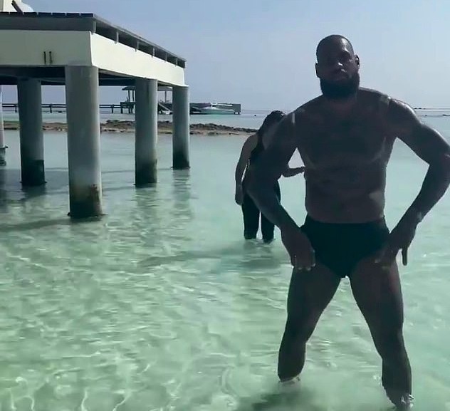 O jogador de basquete LeBron James curtindo suas férias em um resort de luxo nas Maldivas (Foto: Instagram)