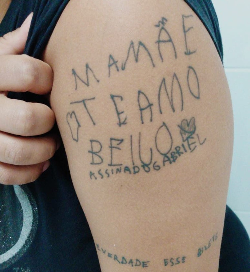 'É verdade esse bilete' vira tatuagem na mãe de garoto que viralizou com pedido para faltar de aula — Foto: Arquivo pessoal
