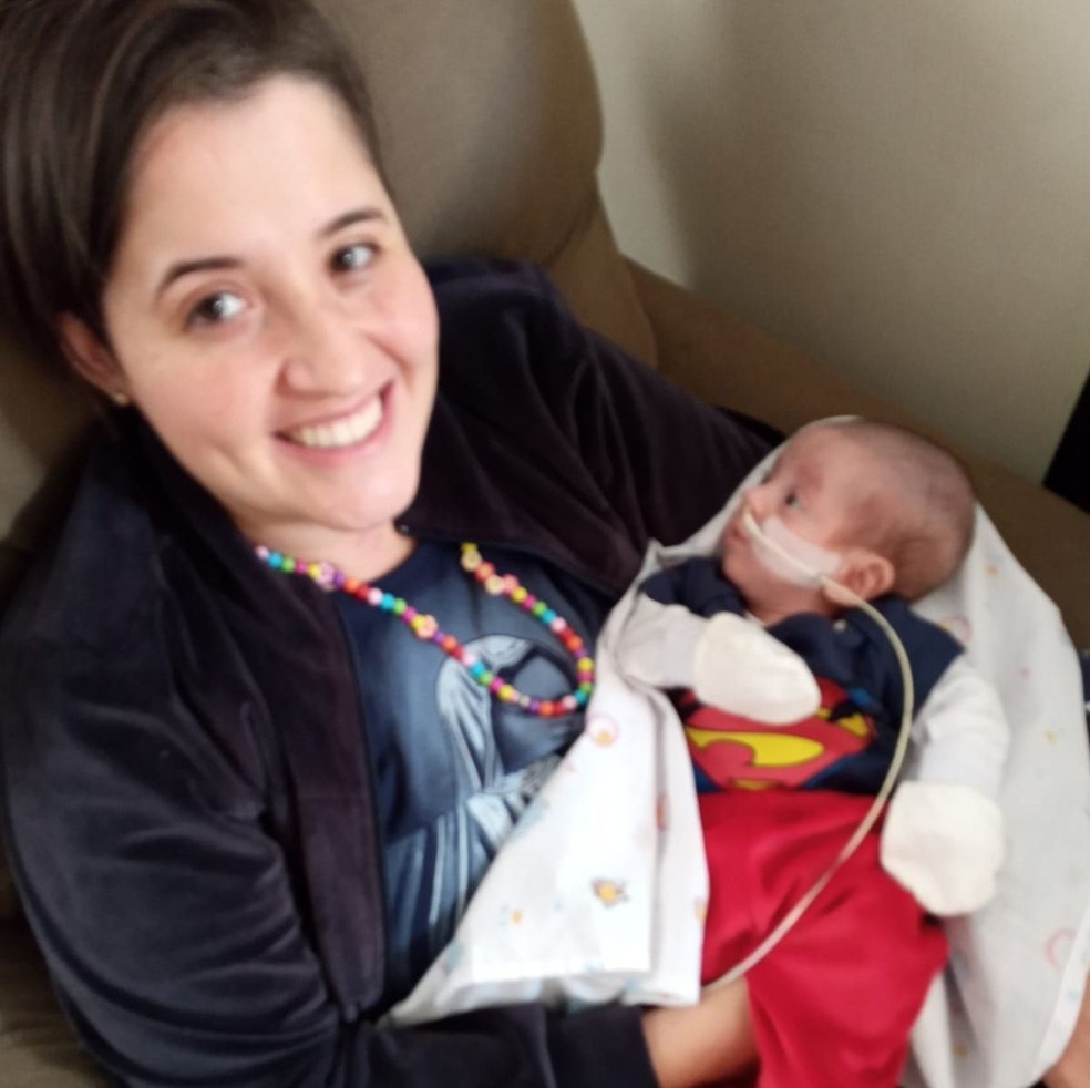 Cristiane e o filho Heitor continuam os cuidados em casa em Assis — Foto: Arquivo pessoal 