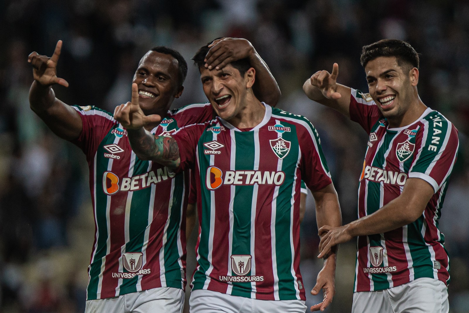 Arias, Cano e Nonato comemoram o segundo gol do Fluminense na partida — Foto: Marcelo Gonçalves/Fluminense