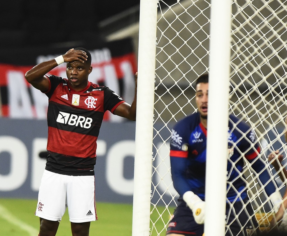 Lincoln após gol perdido contra o Atlético-GO — Foto: André Durão / ge