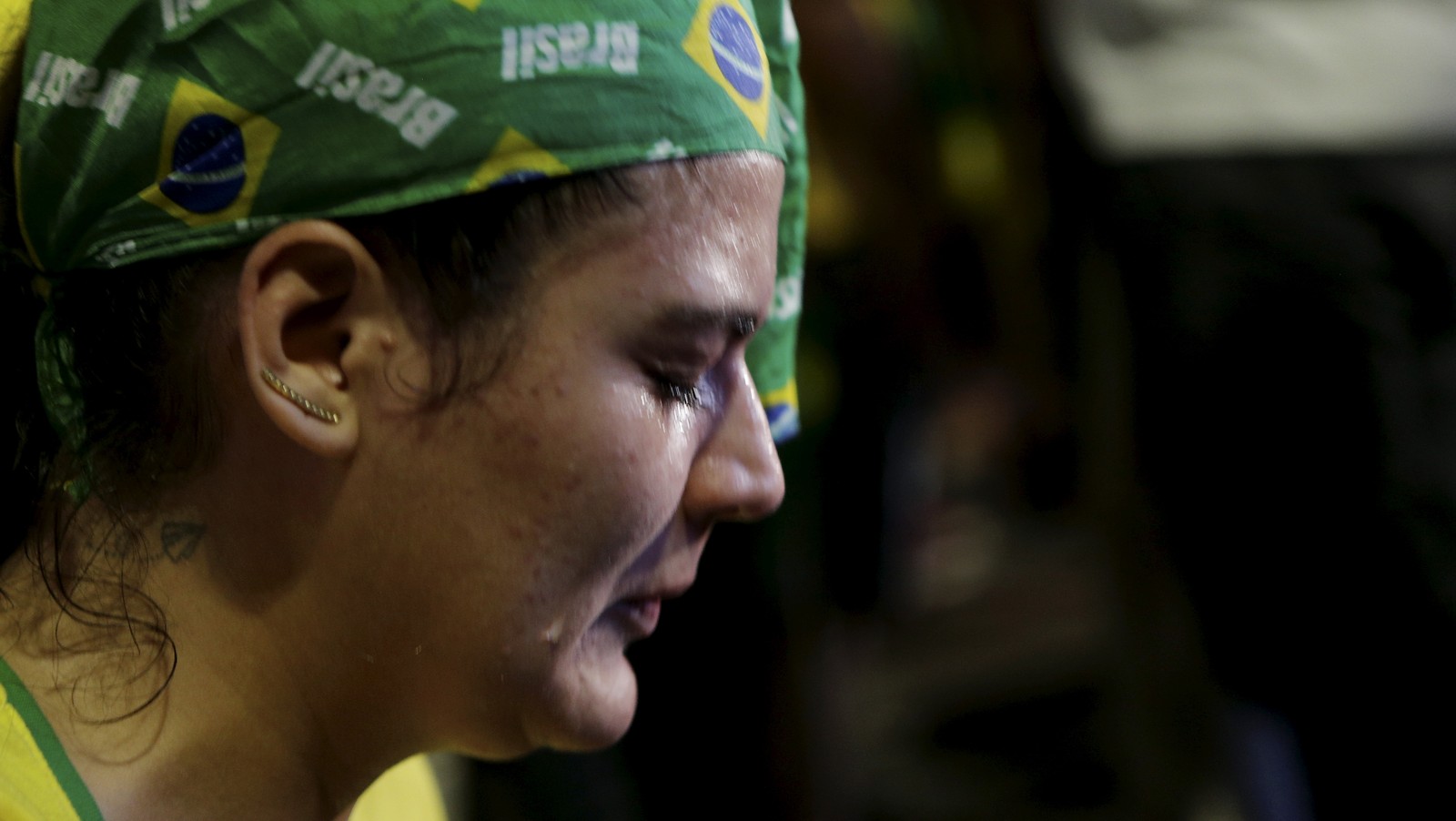 Bolsonarista chora em reunião em frente à casa do presidente Jair Bolsonaro derrotado nas urnascia O Globo — Foto: Foto: Alexandre Cassiano/Agência O Globo
