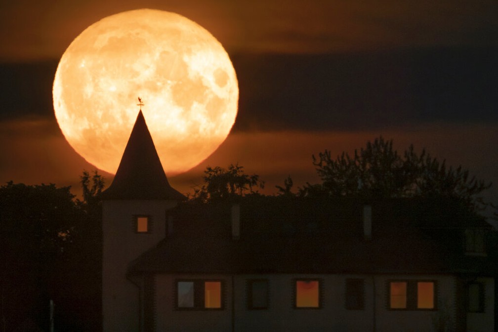 Superlua dos Cervos vista em São Petersburgo, Rússia — Foto: AP