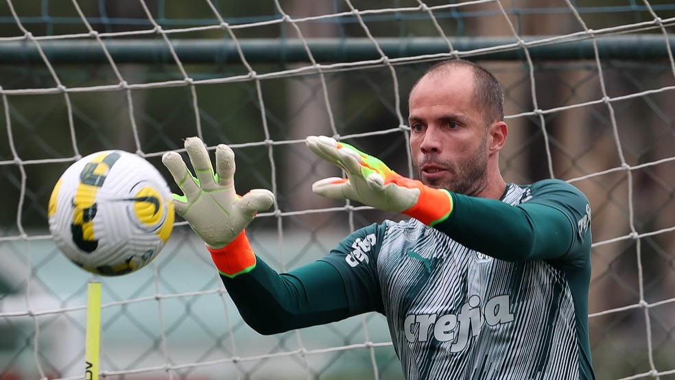 Com futuro incerto, Lomba prepara volta ao gol do Palmeiras e defende invencibilidade