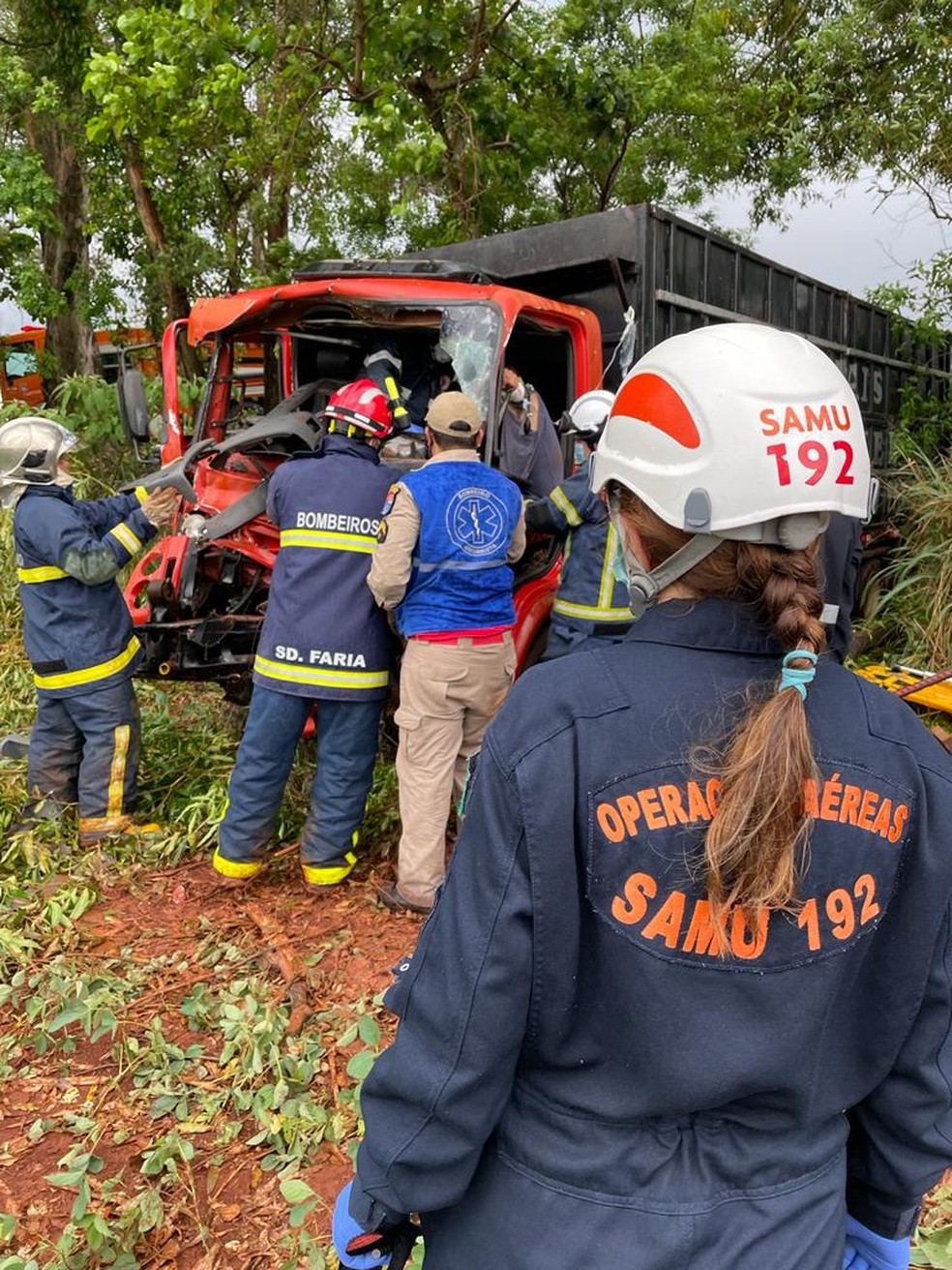 Caminhão bateu em outro, em trecho de pista molhada, antes de cair em barranco — Foto: Genésio Roecher/GR Informações