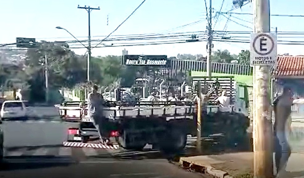 Servidor é flagrado pendurado em caminhão durante  coleta de lixo emergencial — Foto: Arquivo pessoal