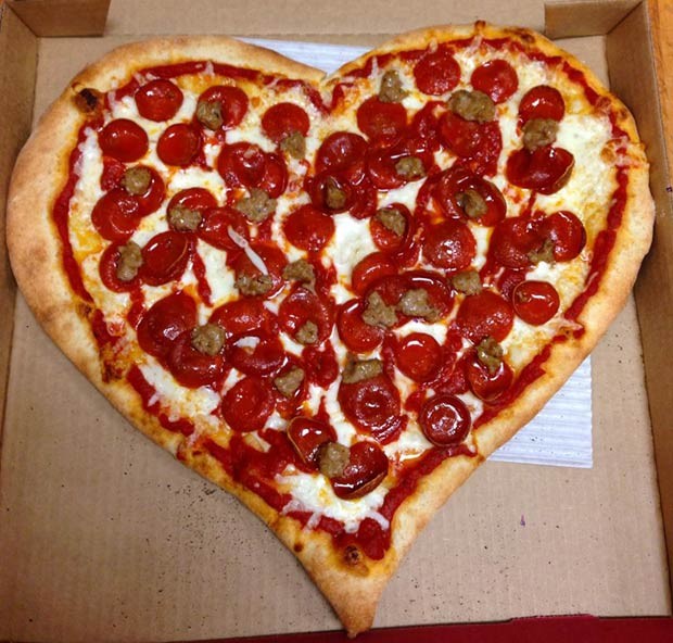 Uma das massas da Pizza My Heart postadas na página oficial da pizzaria da Califórnia no Facebook (Foto: Reprodução / Facebook)