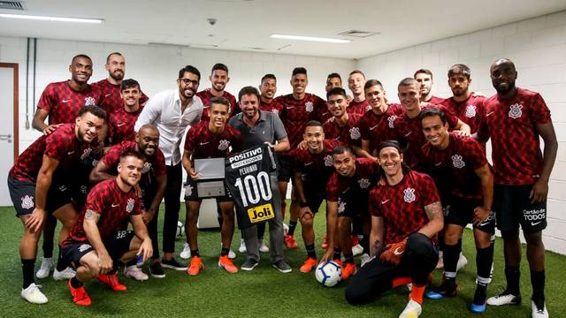 Pedrinho recebeu placa pelos 100 jogos como profissional do Corinthians