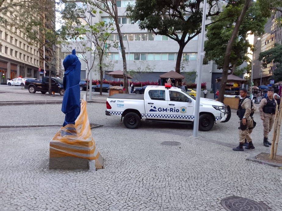 Estátua já foi chumbada no Centro, do Rio, e está protegida até sua inauguração