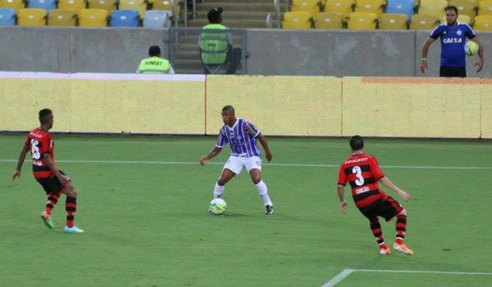 Edmundo 'amarela' em partida contra Romário e ídolo do Flamengo