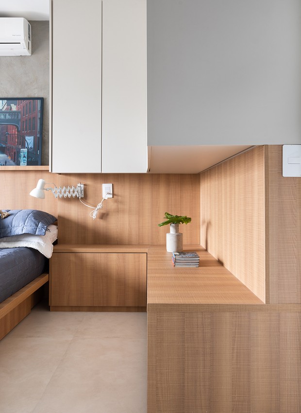 O armário bipartido dá apoio à cama, como uma prolongação da cabeceira de madeira desenhada pelo escritório Concretize e executada pela Marcenaria RC Moveis  (Foto: Lufe Gomes/Divulgação)