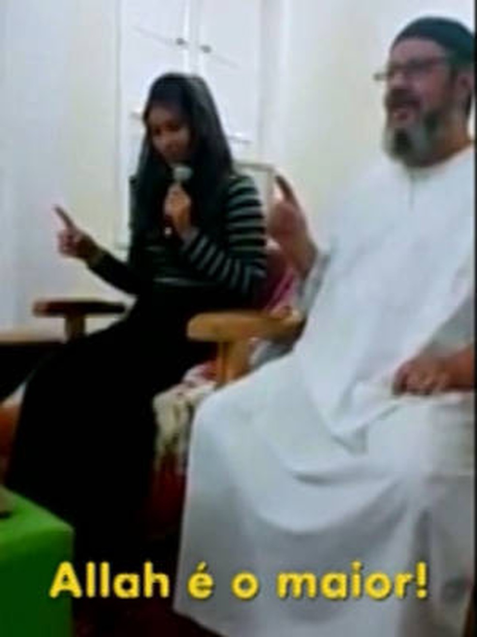 Câmera de celular registrou a conversão de Karina ao islamismo, em 2015. — Foto: Reprodução/ TV Liberal