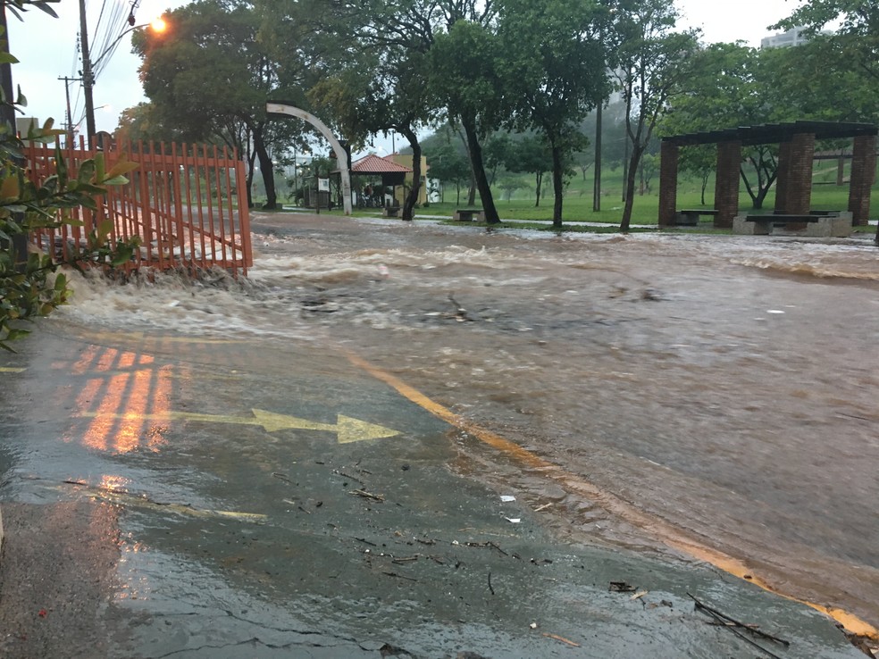 Parque do Povo foi tomado pela água neste sábado (4) (Foto: Stephanie Fonseca/G1)