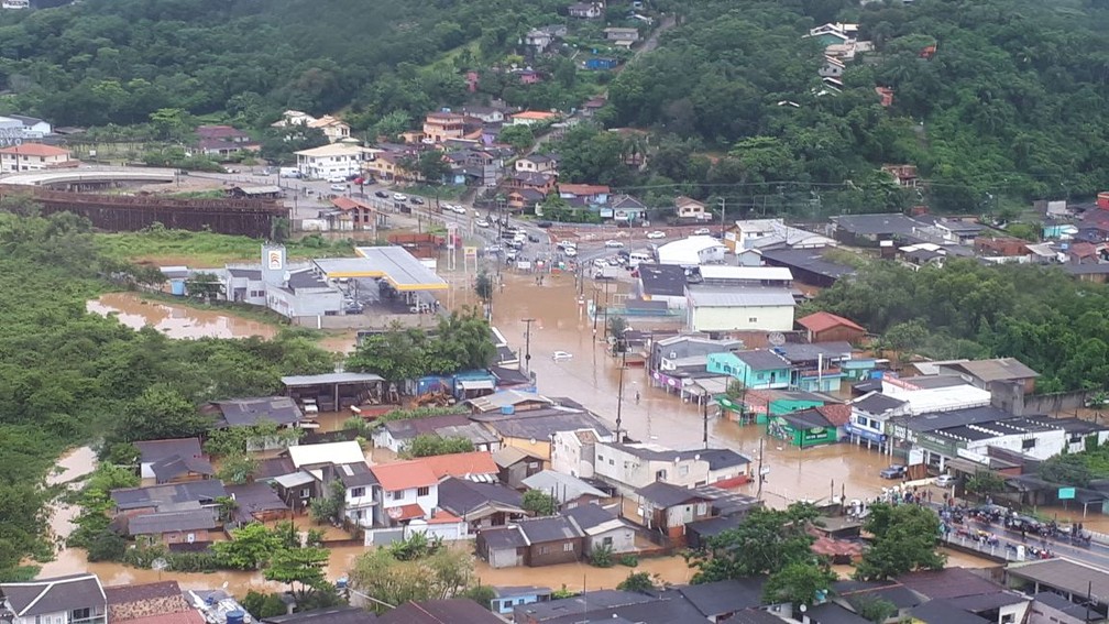 Bairro Rio Tavares, em Florianópolis, tem vários pontos de alagamento (Foto: Eveline Poncio/NSC TV)