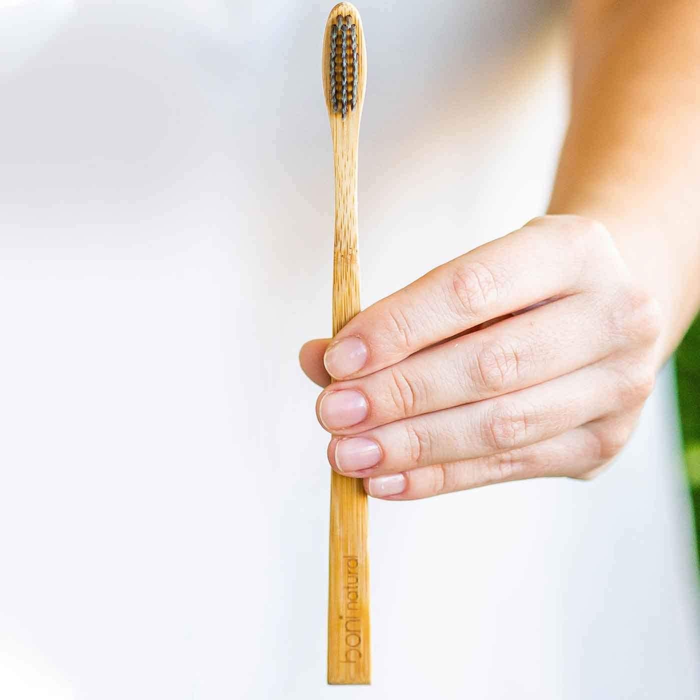 Escova de Dente de Bambu, Com cerdas vegetal de Carvão Ativo (Foto: Divulgação)