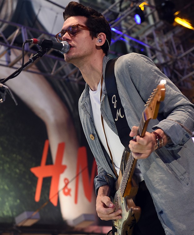 John Mayer realizou um pocket show no coquetel realizado na Times Square de Nova York (Foto: Getty Images)