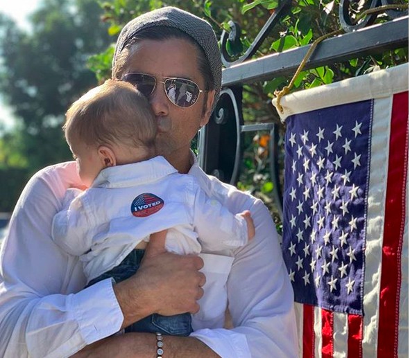 O ator John Stamos com o filho nascido em abril de 2018 (Foto: Instagram)