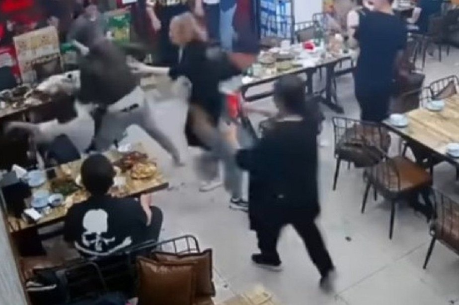 Mulheres foram agredidas por grupo de homens em restaurante na China em julho de 2022