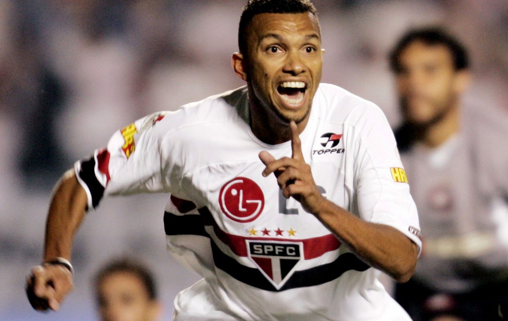 Amoroso comemora gol do São Paulo na final da Libertadores de 2005  — Foto: Agência Reuters