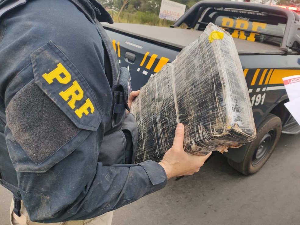 Tabletes de maconha foram encontrados dentro de caminhão em Bady Bassitt  — Foto: Divulgação/Polícia Rodoviária Federal de Rio Preto 