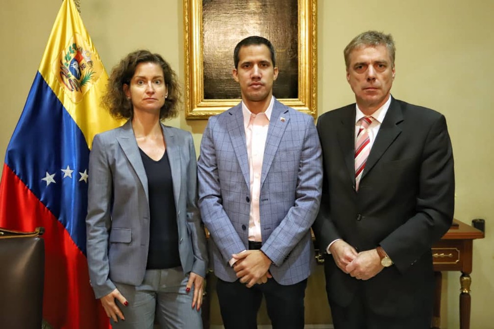 Juan Guaidó, ao centro, se reuniu com a encarregada de negócios da embaixada da Alemanha, Daniela Vogl, e com o embaixador alemão na Venezuela, Daniel Kriener — Foto: @jguaido/Reprodução/Twitter