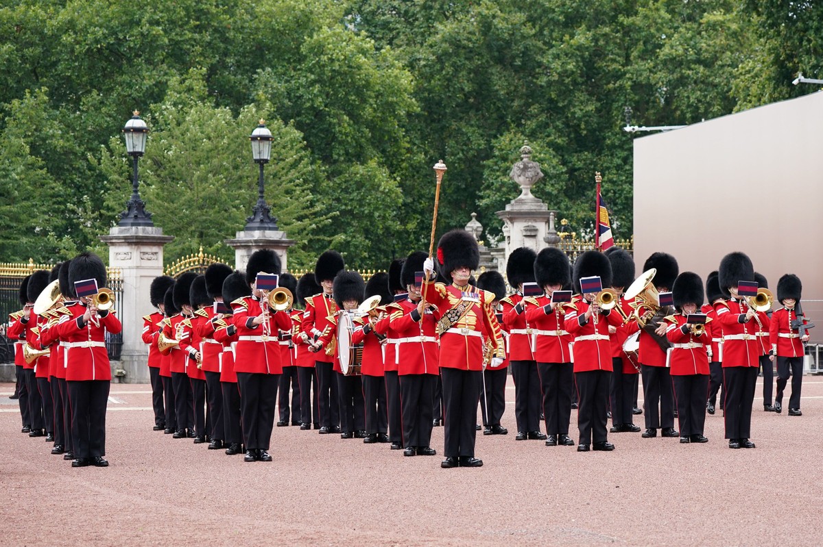 Cerimônia da troca de guarda no Palácio de Buckingham, em Londres, é