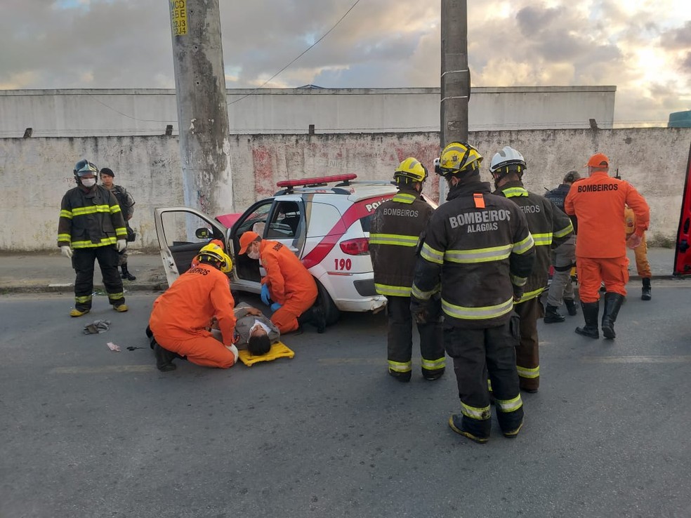 Bombeiros fazem socorridos dos militares feridos em acidente no Benedito Bentes, em Maceió — Foto: Bombeiros