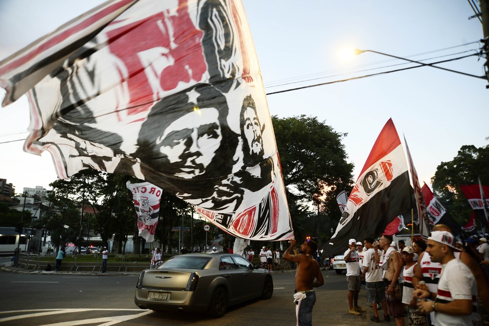 Torcida do São Paulo se reúne e recebe delegação com festa no Morumbi