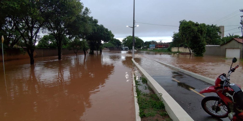 Chuva alagou várias ruas e avenidas de Juazeiro do Norte, no Ceará — Foto: Lorena Tavares