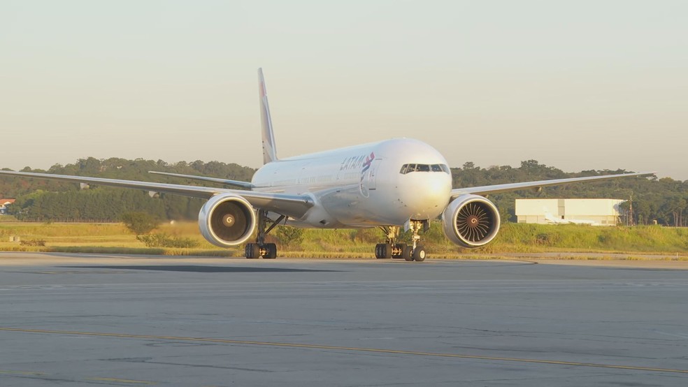 Avião com insumos para a produção da CoronaVac chega ao aeroporto de Guarulhos, em São Paulo, nesta terça-feira (25). — Foto: Reprodução/Estadão