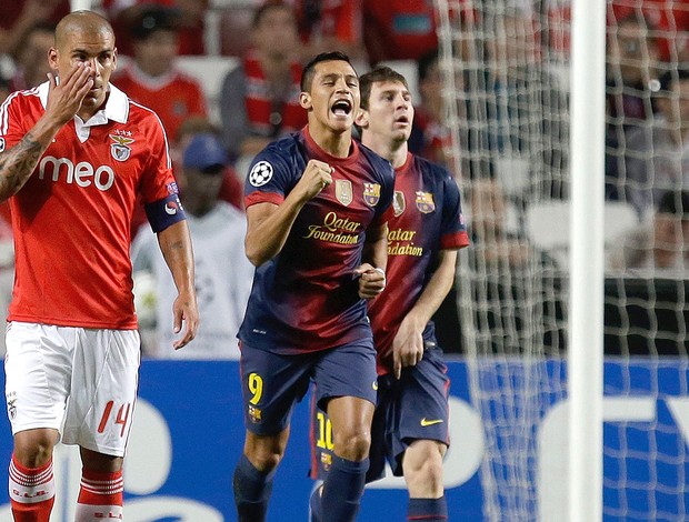 Alexis Sanchez comemora gol do Barcelona contra o Benfica (Foto: AP)