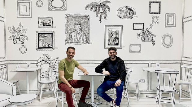 Cássio Cicero e Eduardo Badaró no Gato Griô, café 2D localizado em São Paulo (Foto: Divulgação)