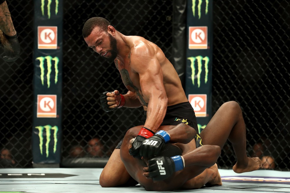 Thiago Marreta castiga Kevin Holland no card principal do UFC 227 (Foto: Getty Images)