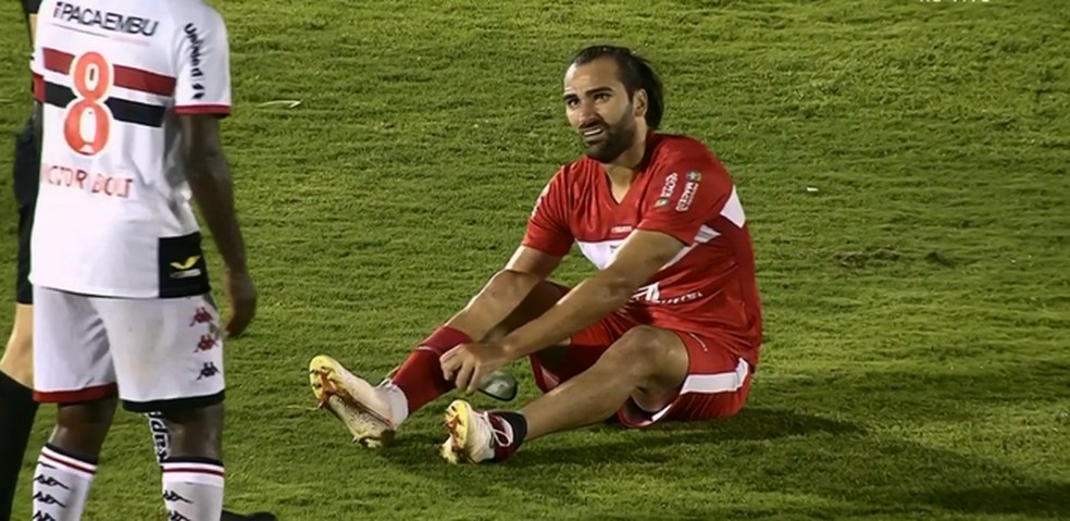 Léo Gamalho saiu de campo na segunda etapa — Foto: Reprodução/Premiere