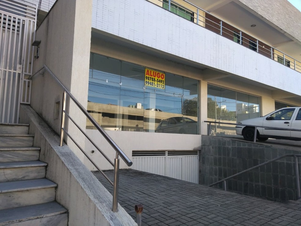Salas para alugas próximas a viaduto estaiado da Avenida Prudente de Morais, em Natal, permanecem fechadas (Foto: Rafael Barbosa/G1)