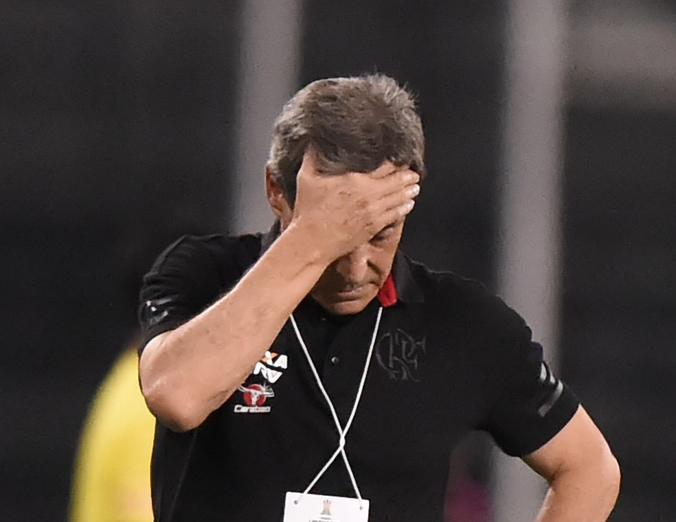 Carpegiani lamenta no Nilton Santos: para comentarista, técnico errou em uma das substituições (Foto: André Durão / GloboEsporte.com)