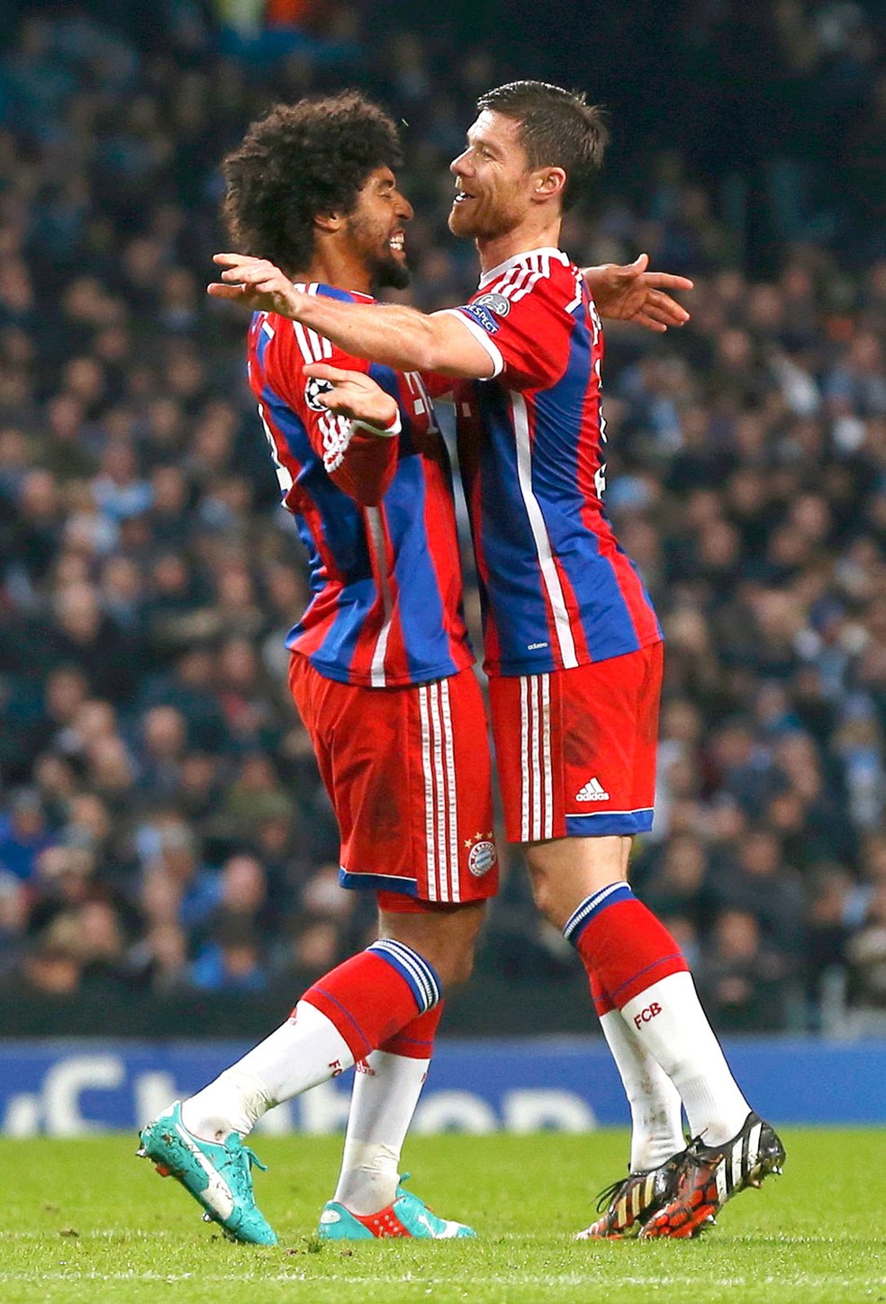 Xabi Alonso e Dante defendiam o Bayern de Munique em 2015 — Foto: Agência Reutes
