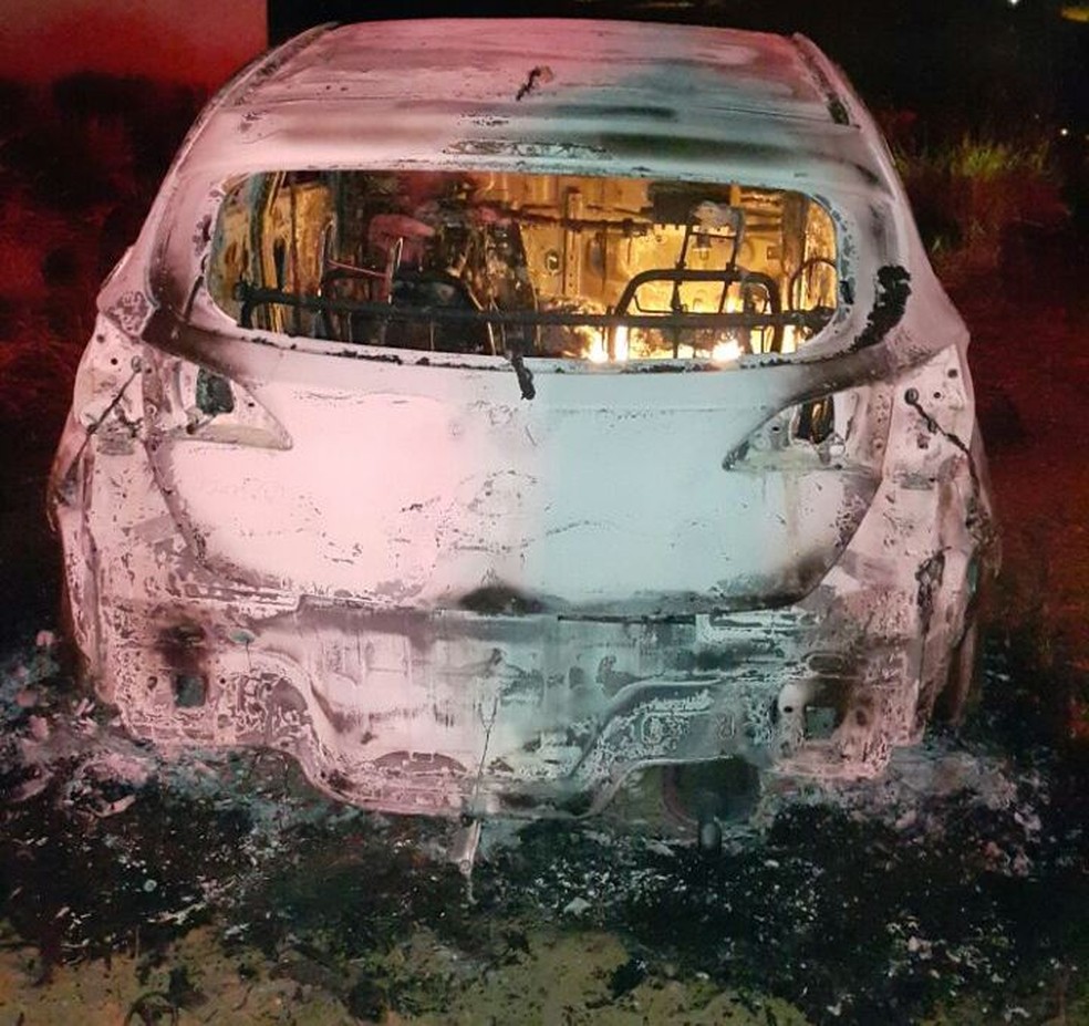 Carro de PM ficou destruído por incêndio em Itajaí (Foto: Bombeiros/Divulgação)
