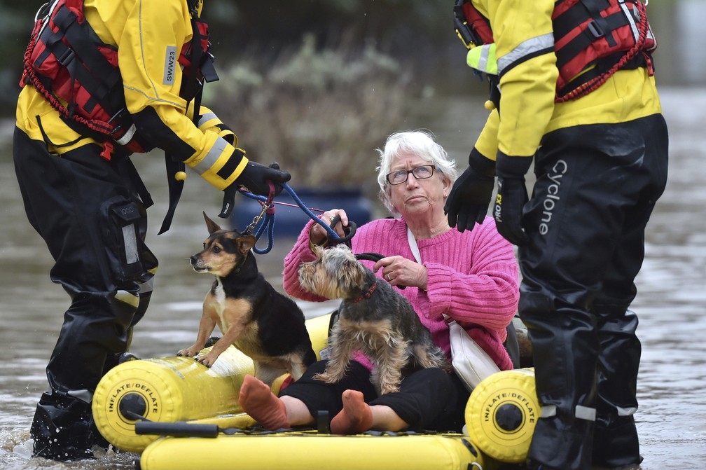 Equipes resgatam idosa e cachorros em Nantgarw, cidade no País de Gales inundada pela tempestade Dennis neste domingo (16) — Foto: Ben Birchall/PA via AP