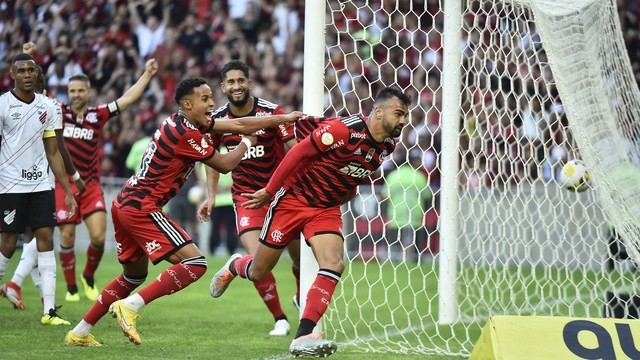 Fabricio Bruno comemora gol odo Flamengo contra o Athletico-PR junto com Lazaro no Maracanã
