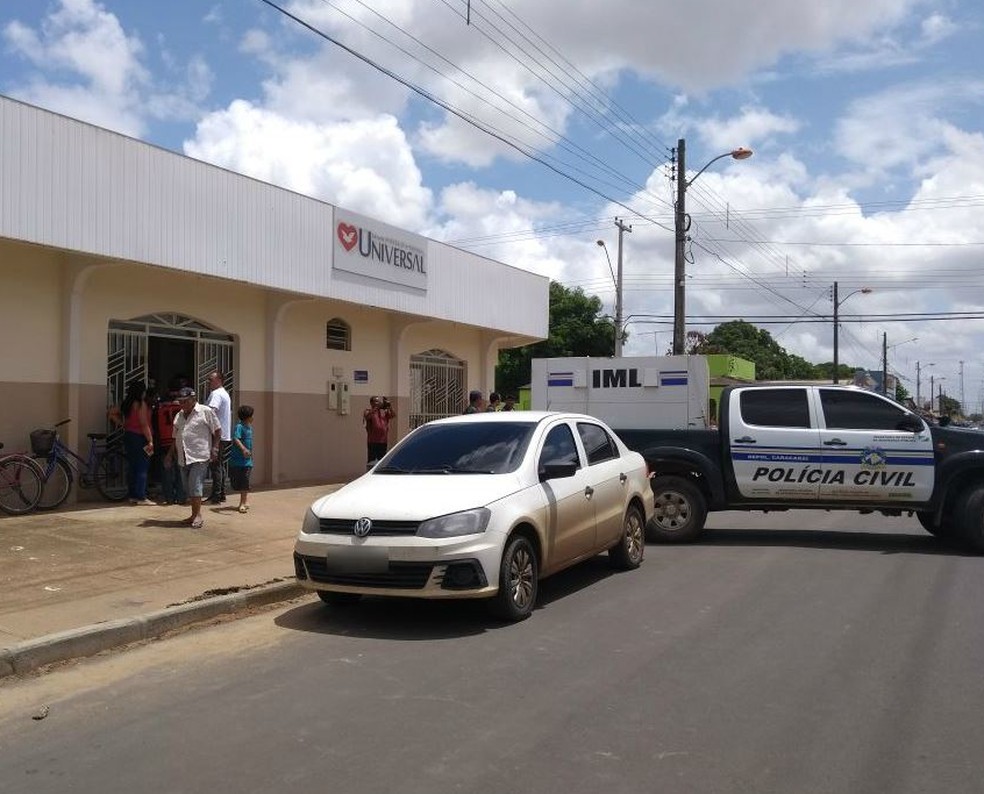 Mulher correu para fora da igreja logo após ter sido golpeada nas costas; ela morreu no local (Foto: Valéria Oliveira/G1 RR)