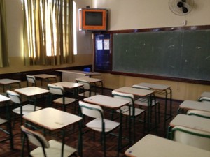 Salas de aulas amanheceram vazias no Colégio Estadual José de Anchieta, em Londrina (Foto: Alberto D'Angele/RPC)